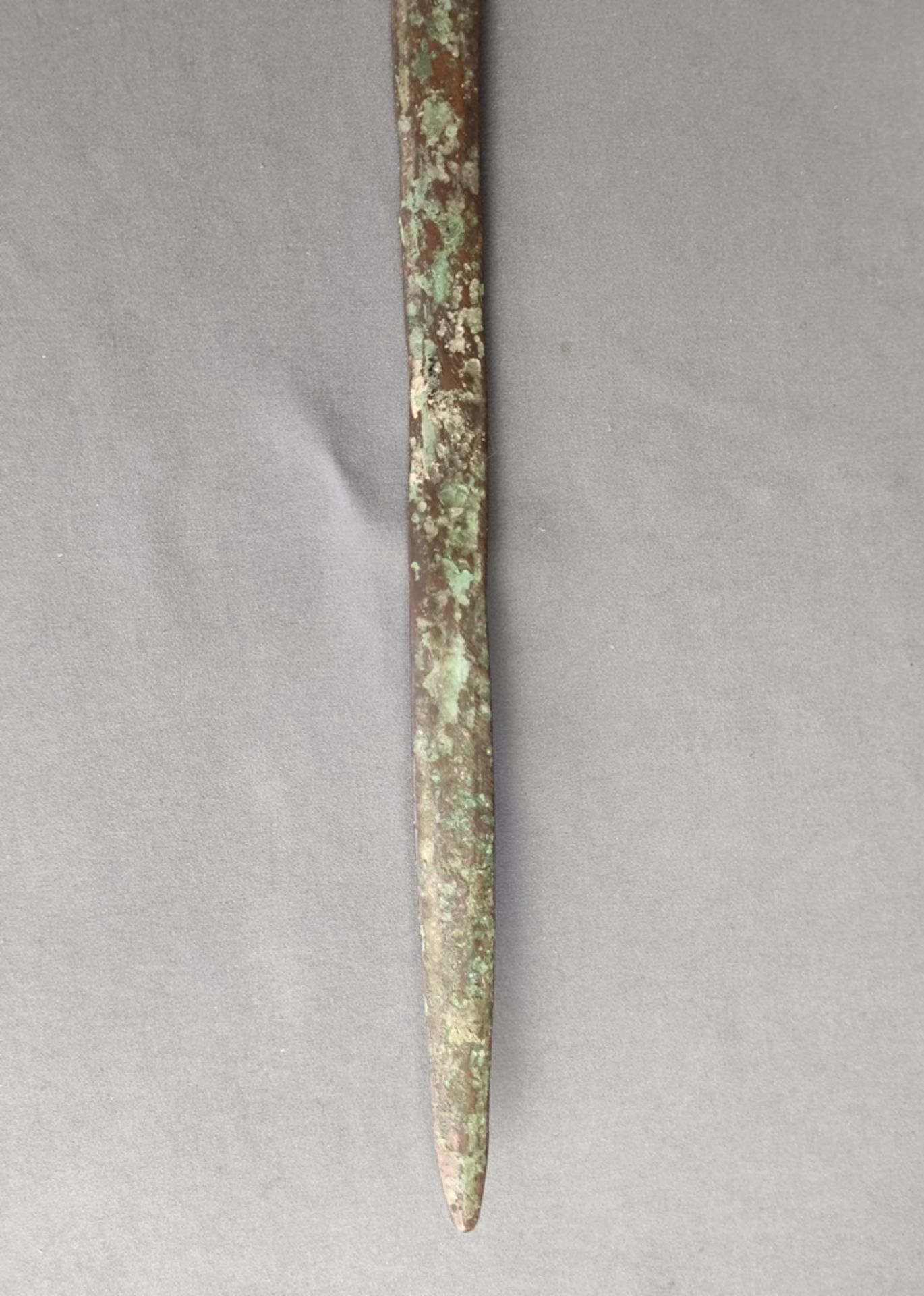 Historisches Kurzschwert, Bronze mit deutlicher Patina, zweischneidig, älter, L 77 cm, Klinge leich - Bild 2 aus 3
