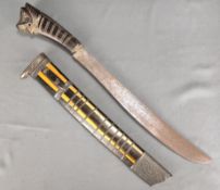 Kurzes Schwert mit Holzgriff in Form eines Löwen, beschnitzt mit graphischem Dekor, Klinge markiert