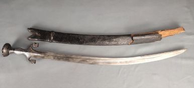 Geschwungenes Schwert, Hohlrinne, Griff mit floralem und reliefiertem Dekor, in Lederscheide, leich