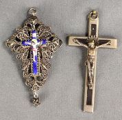 Zwei Anhänger, Anhänger filigraner Dekor, versilbert, beidseitig Kreuz aus Emaille auf Kupfer, 19. 