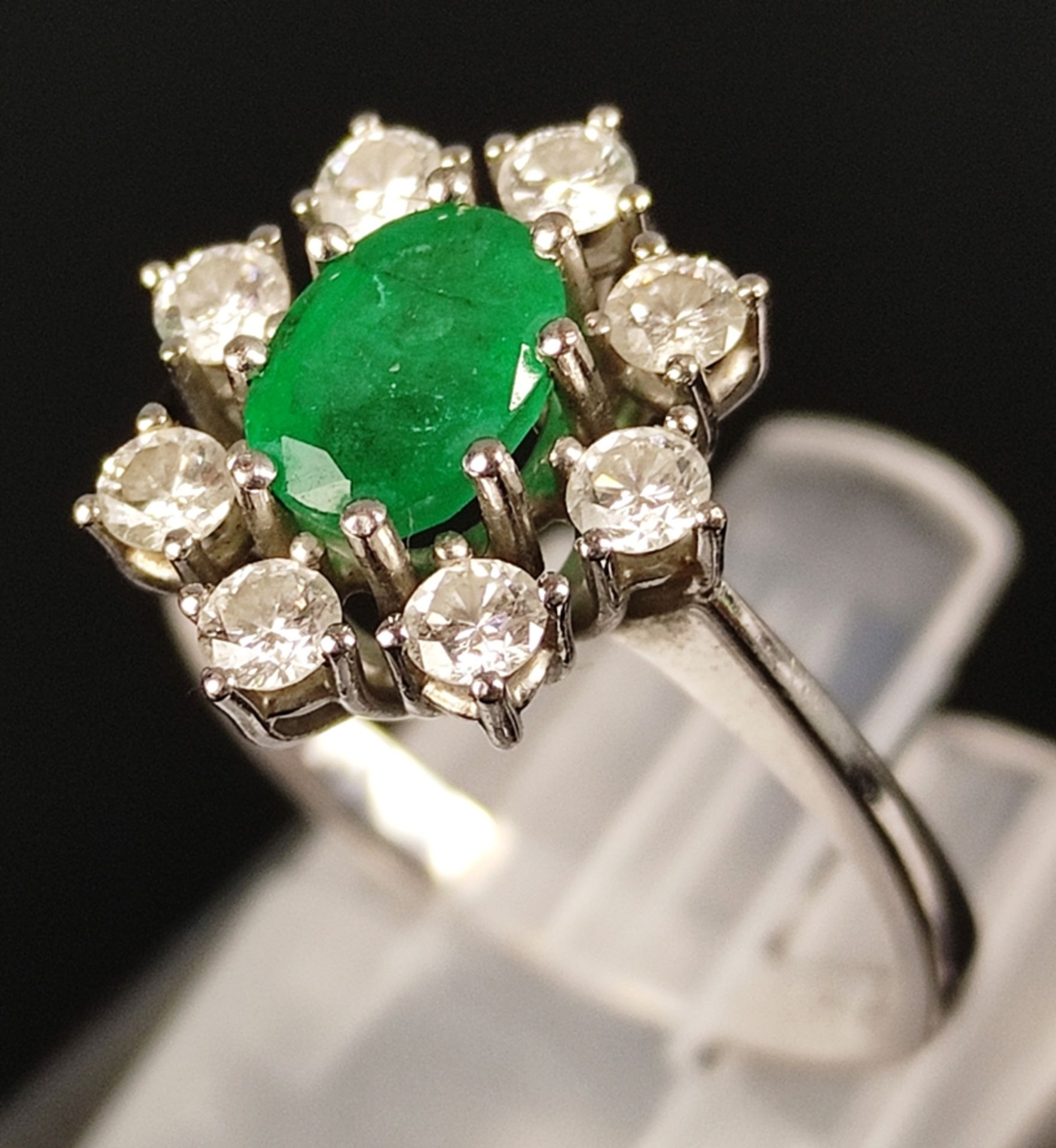 Smaragd-Ring, oval, Größe der Schauseite ca. 6,3x4,4mm, umgeben von 8 kleinen Brillanten, 750/18K W - Bild 4 aus 6