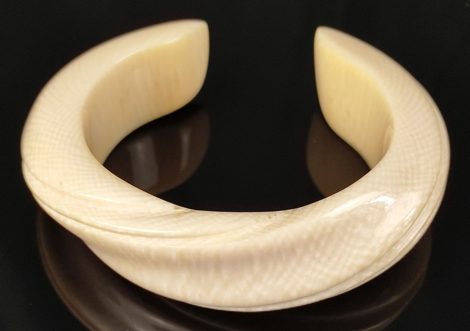 Bangle, oval, ivory, 1950s, width approx. 2cm, diameter at largest point 5.5cm, for narrow wrist - Image 2 of 3