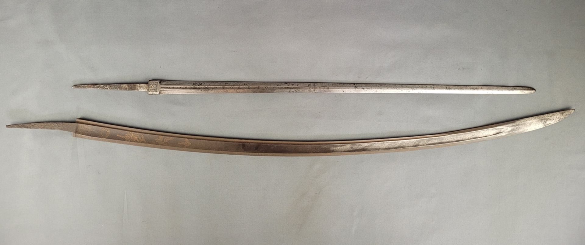 Zwei Schwertklingen, eine geschwungen, einschneidig, ziseliert mit floralem Dekor, L 97 cm, Flugros - Bild 2 aus 5