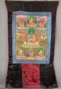 Thangka, mit Bhaiṣajyaguru (Medizin-Buddha) mittig, in seinen Händen eine Schale mit Heilungselexie