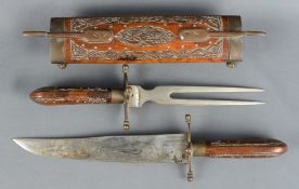 Antikes Reisebesteck, mit Spießgabel und Messer, in floral beschnitzter Holzbox, diese mit Metallst