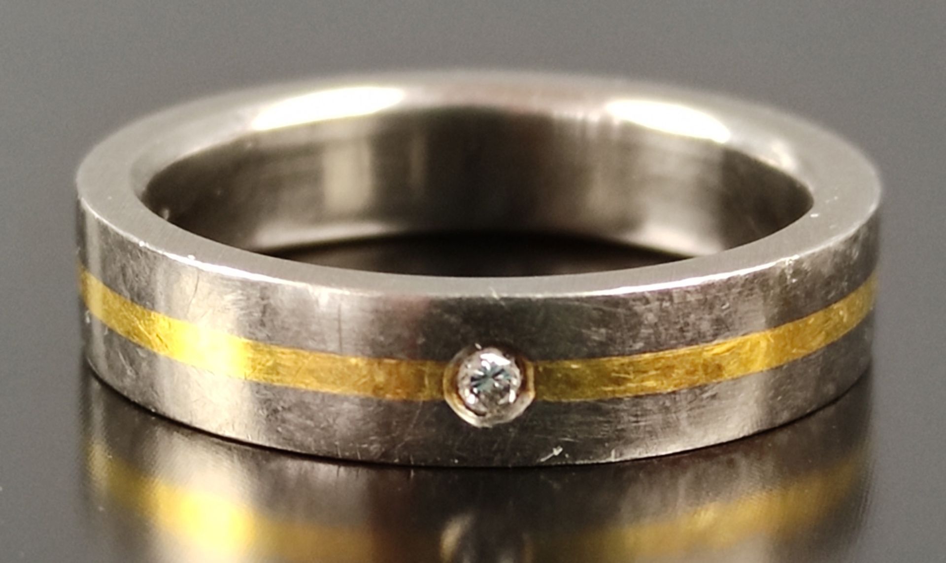 Ring, mit kleinem Brillanten und eingelegtem, goldenen und dunkelgrauen Band, Titan, 2,5g, Größe 53 - Bild 2 aus 5