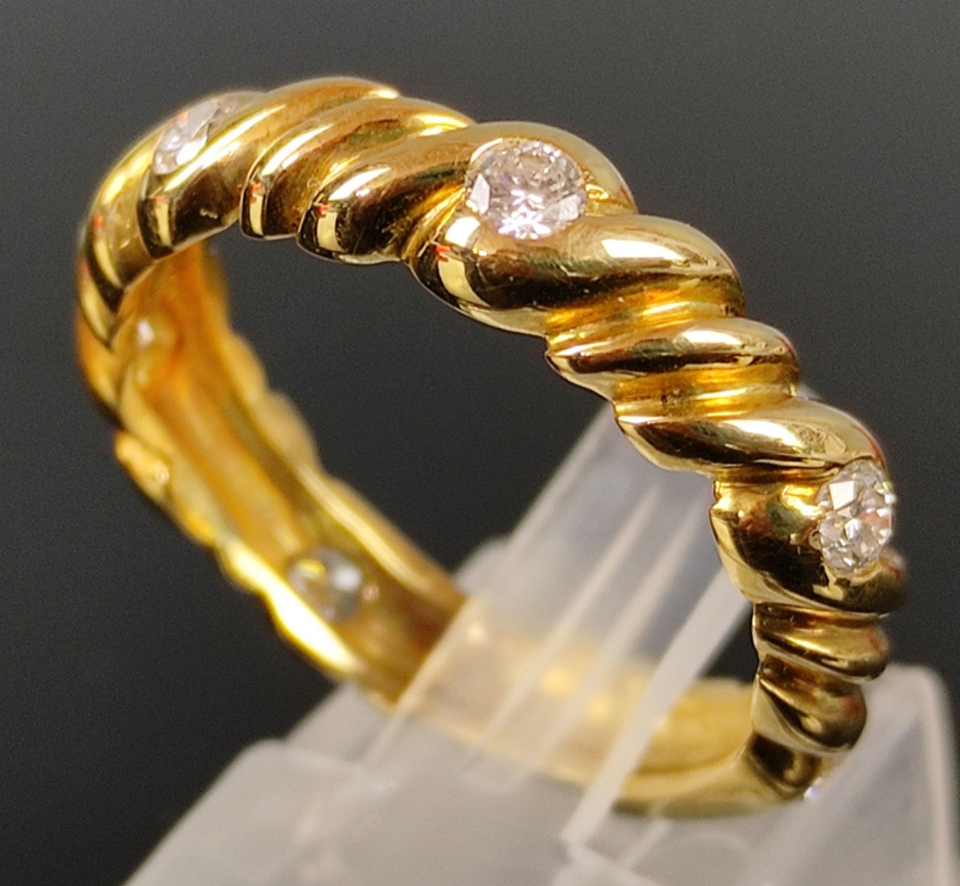 Ring mit 6 Brillanten, zusammen um 0,3ct, 750/18K Gelbgold (getestet), in elegantem Etui, 6,3g, Grö - Bild 2 aus 3