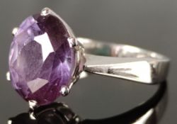 Ring mit großem facettiertem Schmuckstein in violett (wohl gefärbt), modern gefasst in 585/14K Weiß