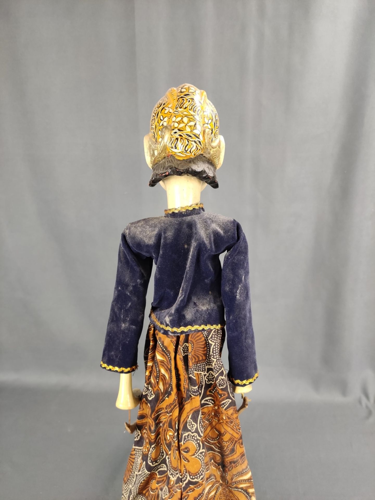 Wayang-Golek Puppe, indonesische Stabpuppe, Kopf, Torso und Arme geschnitzt, Kleider aufwendig best - Bild 3 aus 3