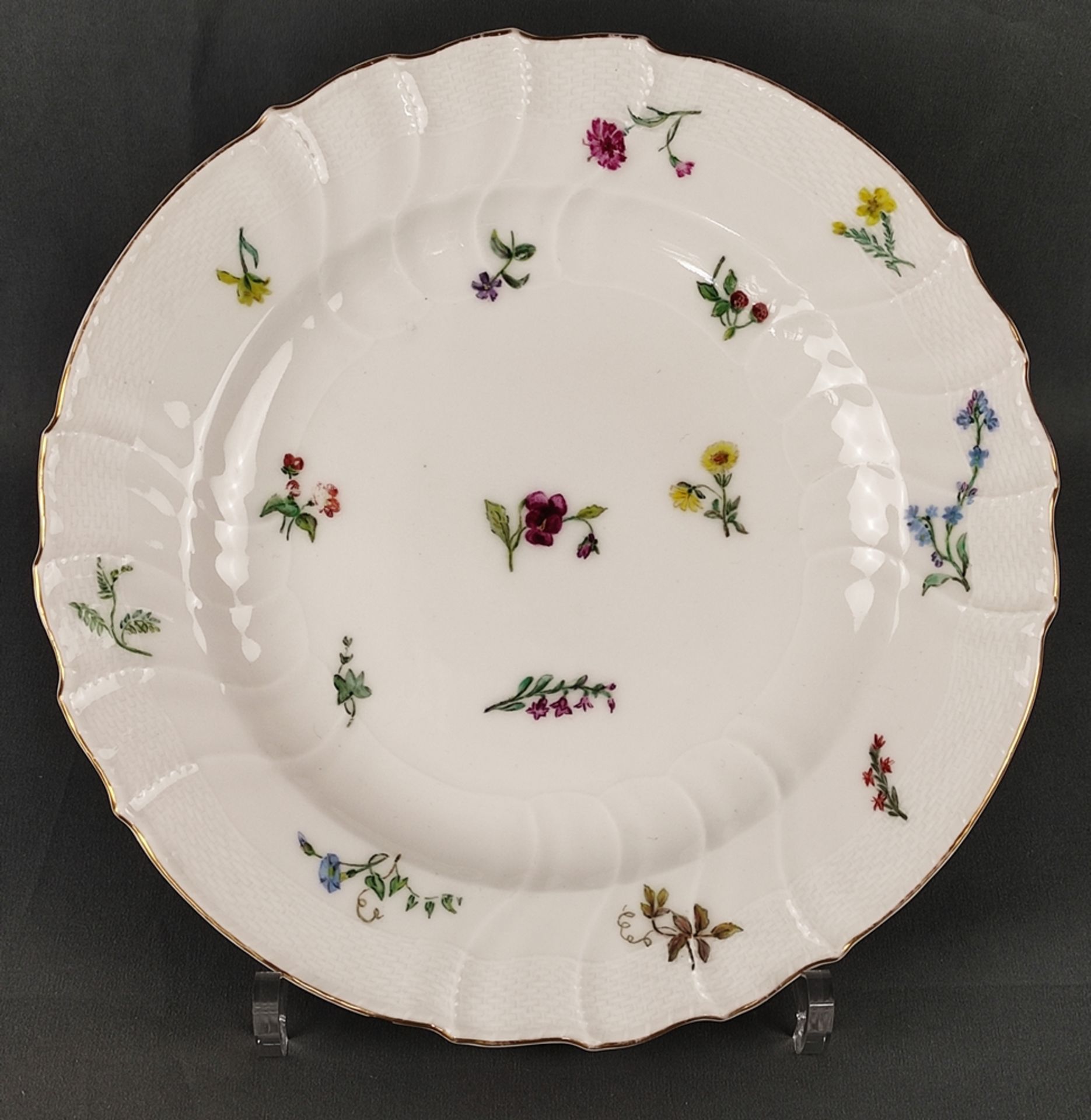 5 plates, KPM Berlin, design Neuosier, polychrome decorated with flowers, gold rim, mid-20th