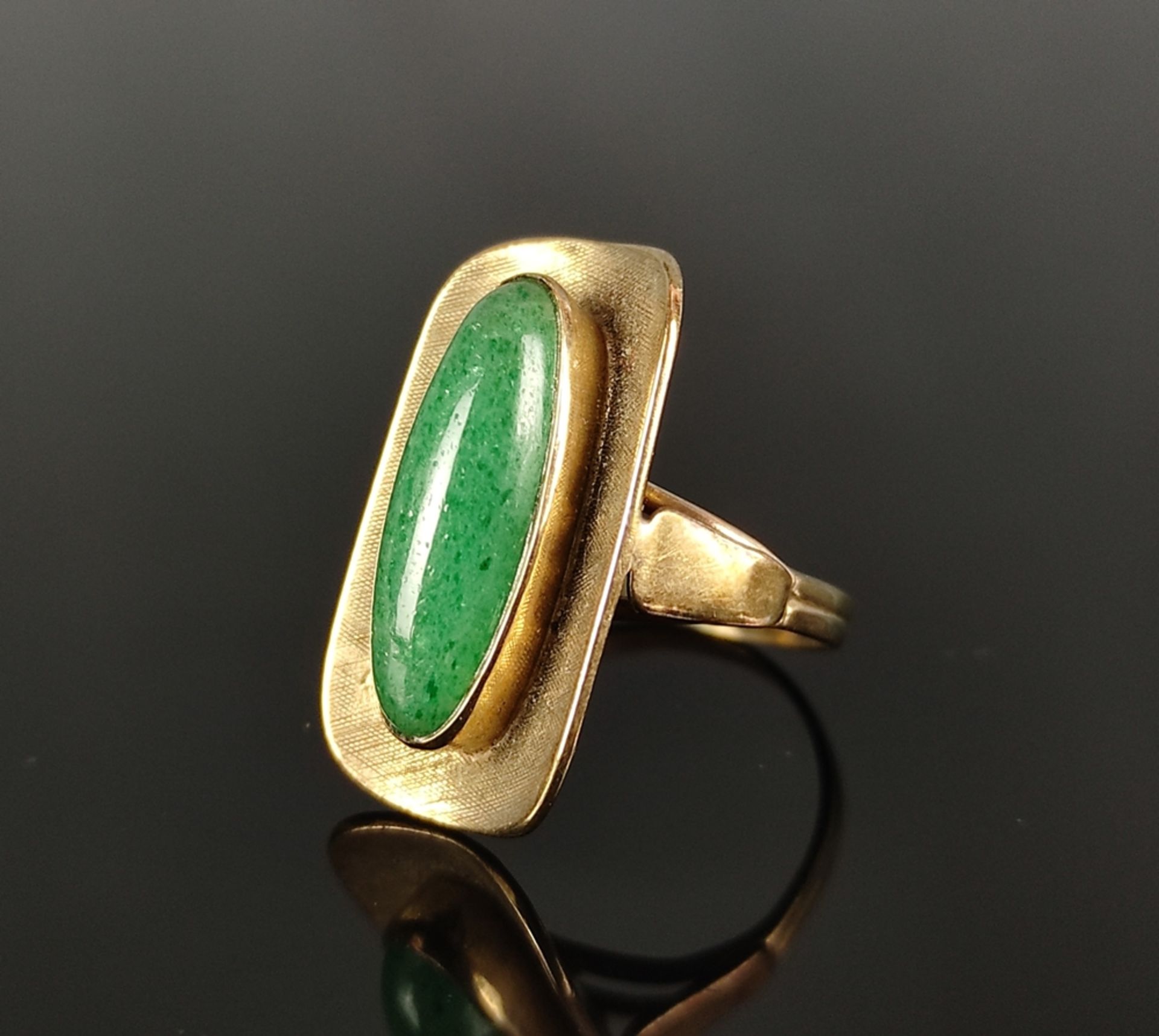 Art Deco ring, center oval aventurine quartz set by 333/8K yellow gold (tested), circa 1930, 3.4g,