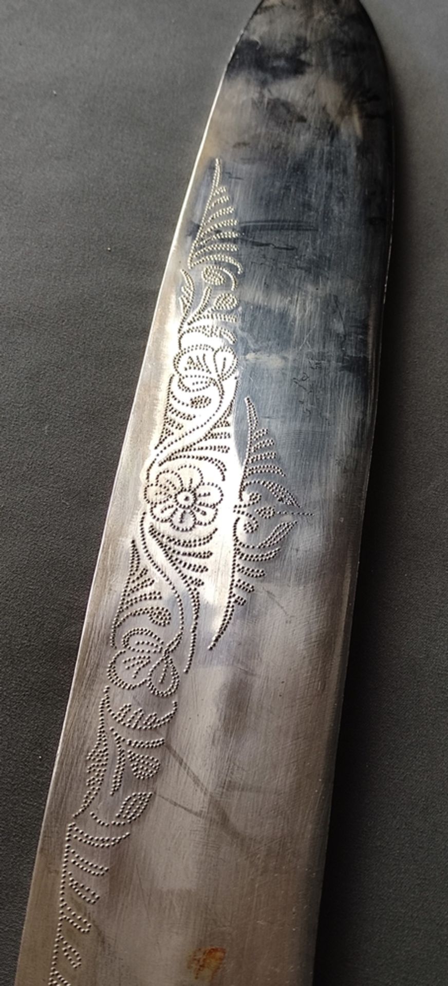 Khukuri sword, long curved blade, finely chased with floral decoration, single-edged, horn handle - Image 5 of 5