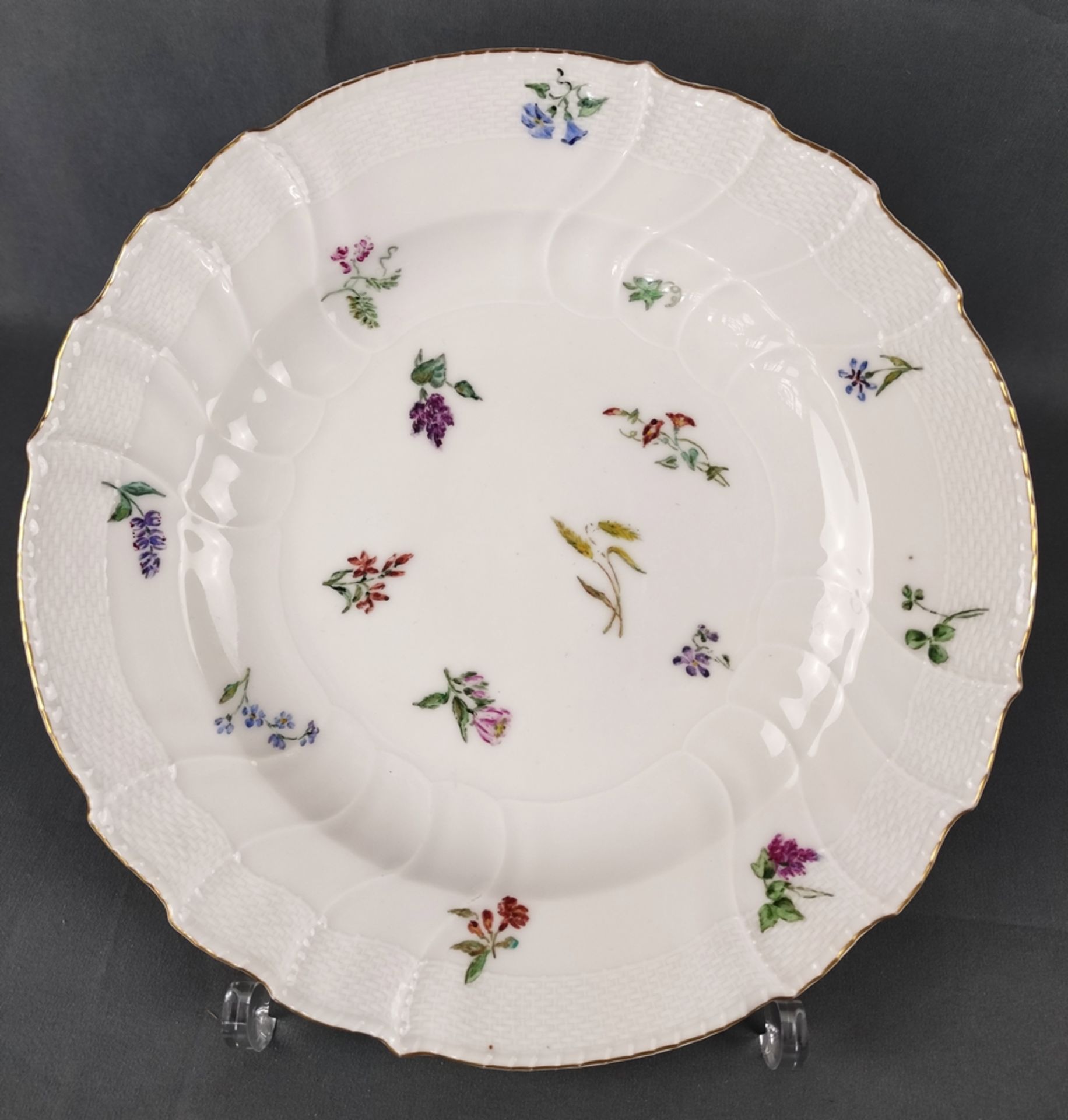 5 plates, KPM Berlin, design Neuosier, polychrome decorated with flowers, gold rim, mid-20th - Image 4 of 7