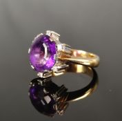 Amethyst-Ring, facettierter Rundschliff, umgeben von 6 klein