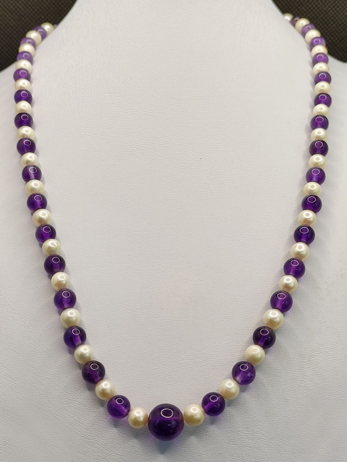 Amethyst-Akoya cultured pearl necklace, necklace made of finely polished natural amethyst spheres - Image 2 of 3