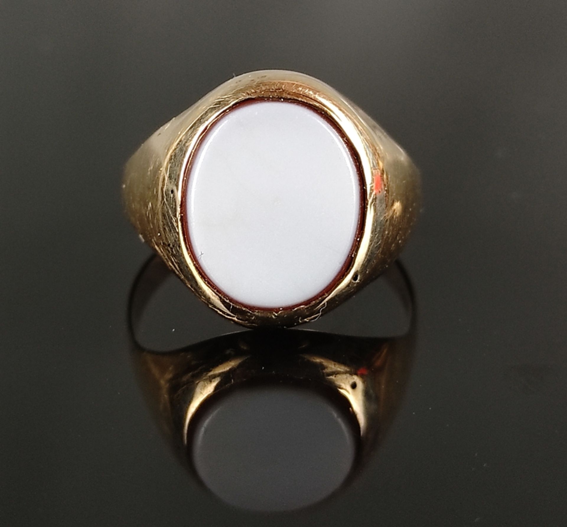 Soldier's ring with carnelian, front light blue design, early 20th century, 333/8K yellow gold,