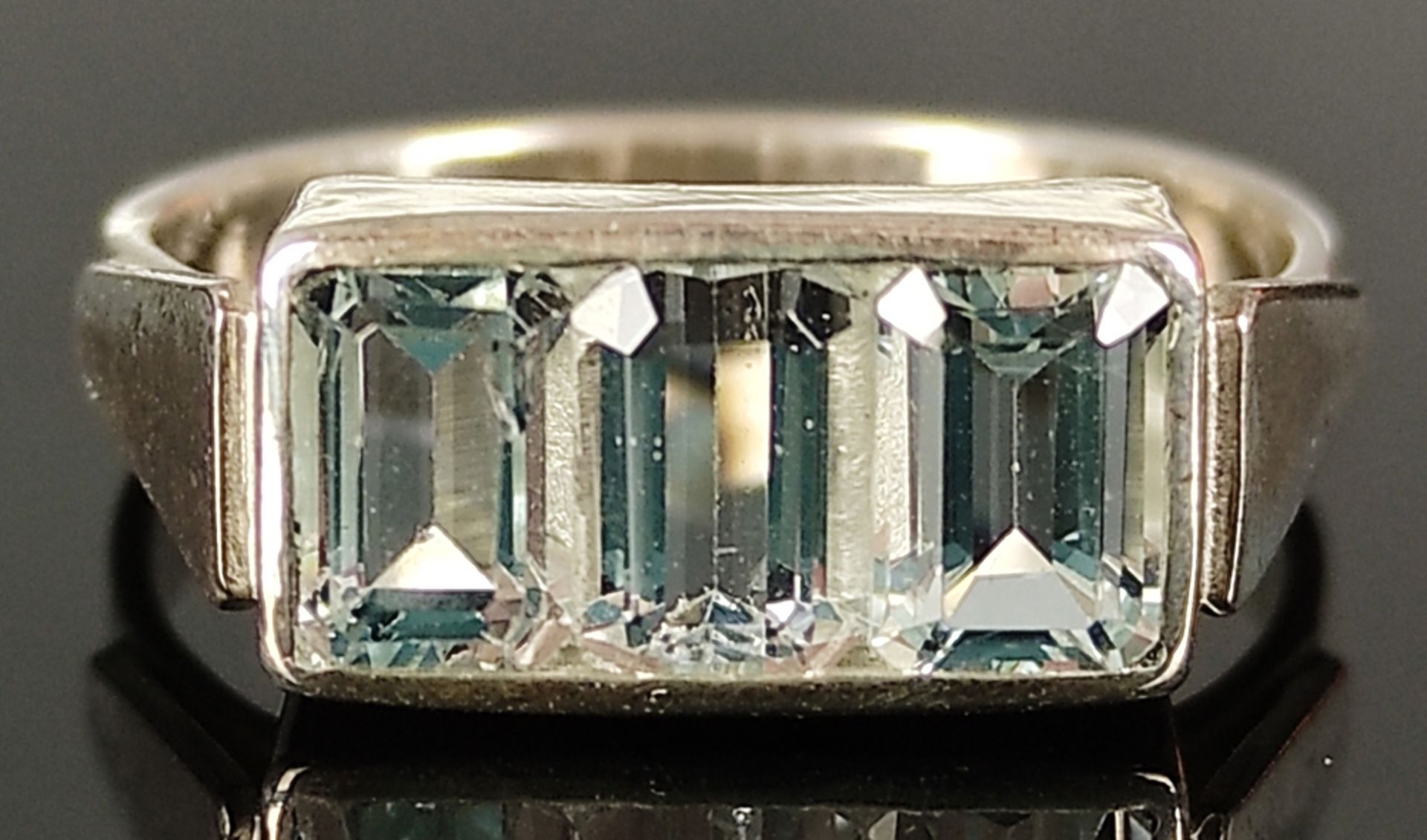 Art Deco aquamarine ring, ring head set with three faceted, natural, tested aquamarines of 1.6ct - Image 2 of 5