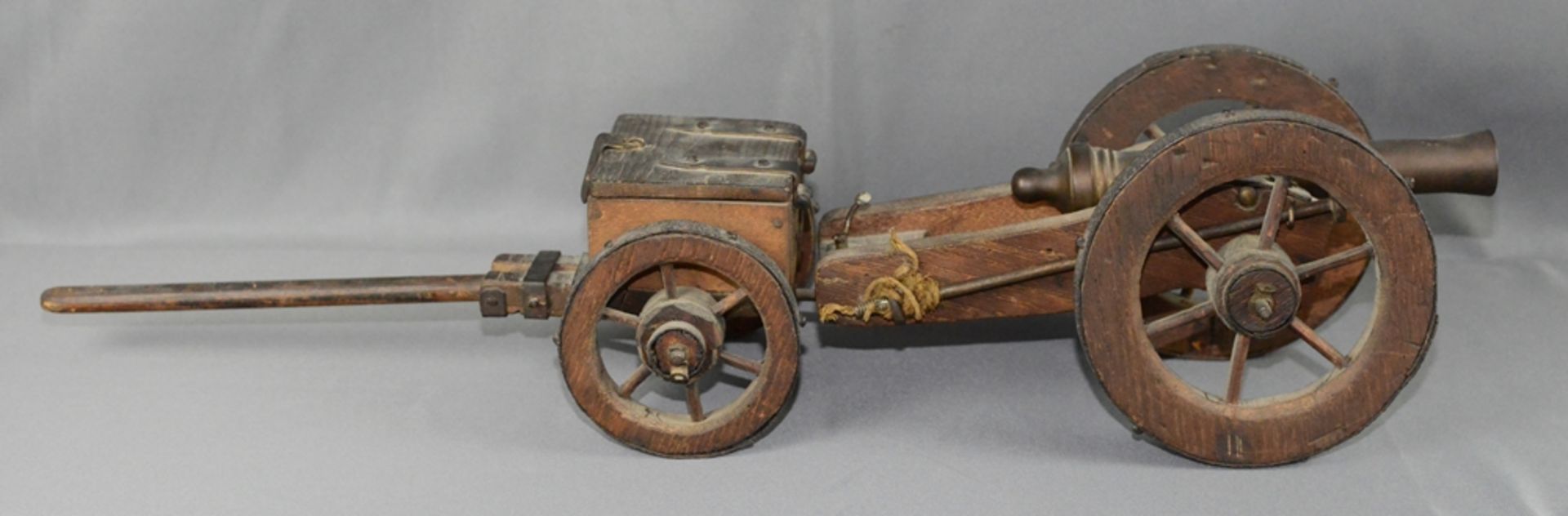 Cannon-Model with limber and amunition case with 7 little and 12 big Metallbullets, bronzepipe - Image 2 of 3