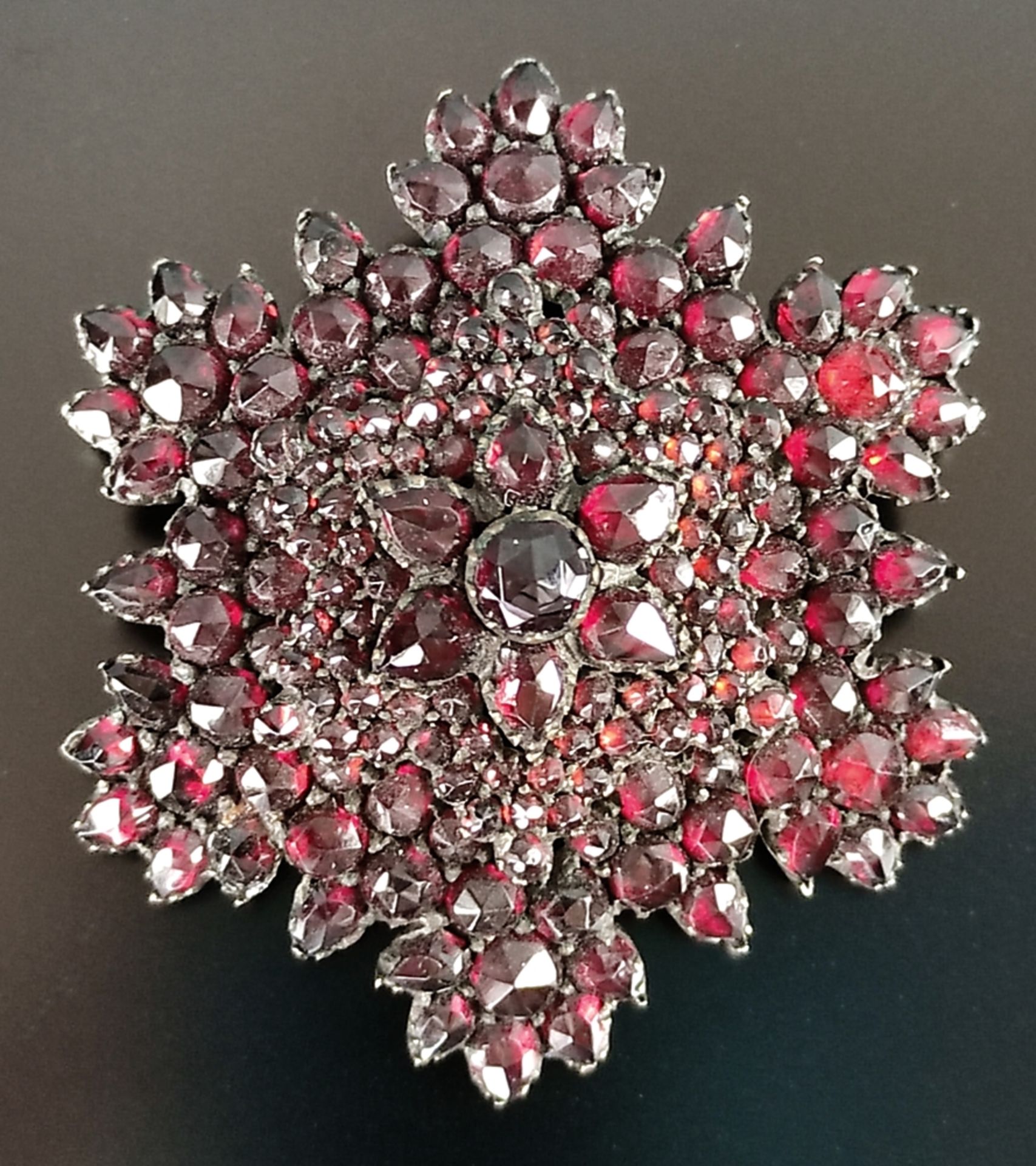 Garnet brooch, star-shaped, probably silver, 19th century, 9,8g, diameter ca. 4,2cm