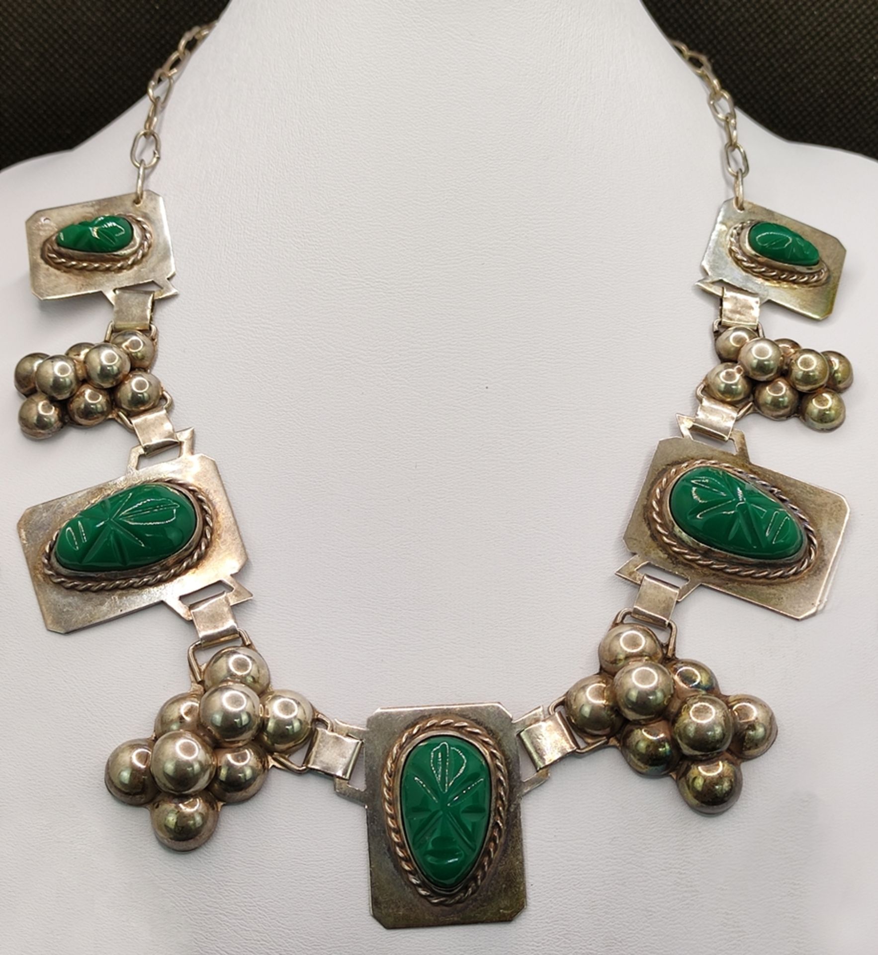 Designer necklace with aventurine, middle part with 5 hand engraved face masks of green aventurine - Image 2 of 4