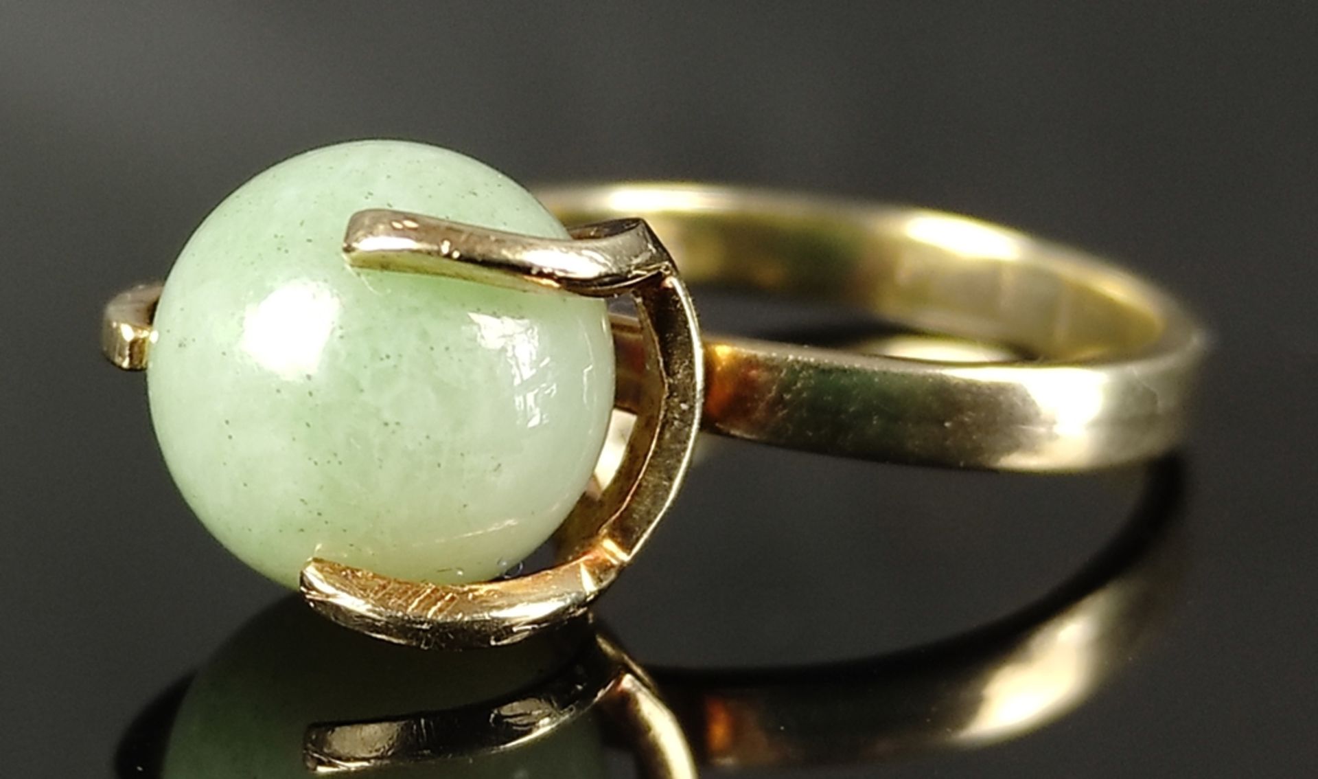 Exceptional ring, centered with aventurine ball, set in 585/14K yellow gold, 1930/40s, total