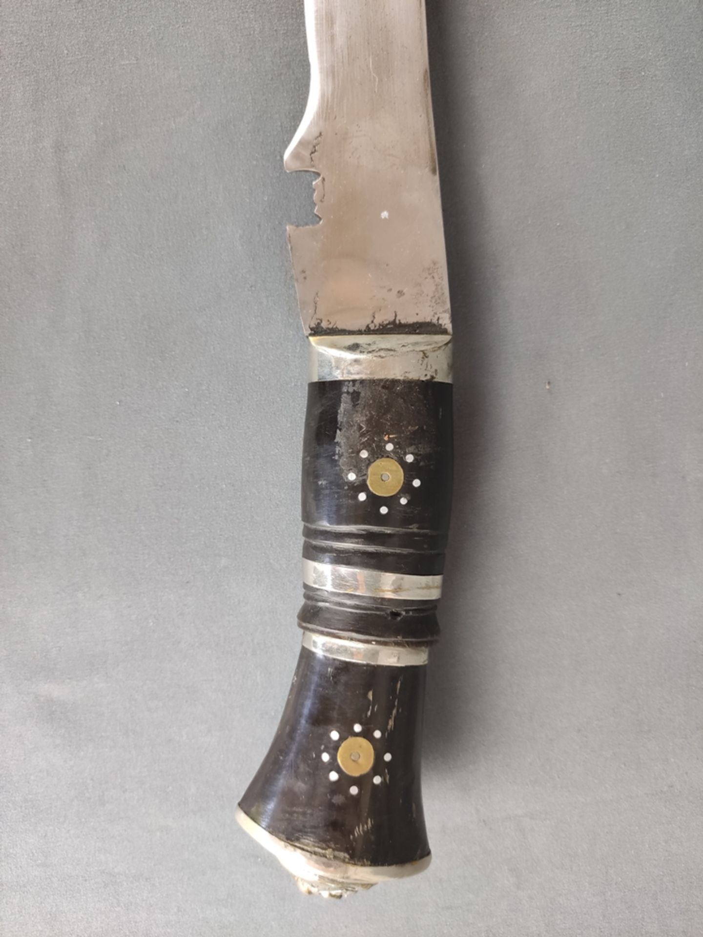 Khukuri sword, long curved blade, finely chased with floral decoration, single-edged, horn handle - Image 4 of 5