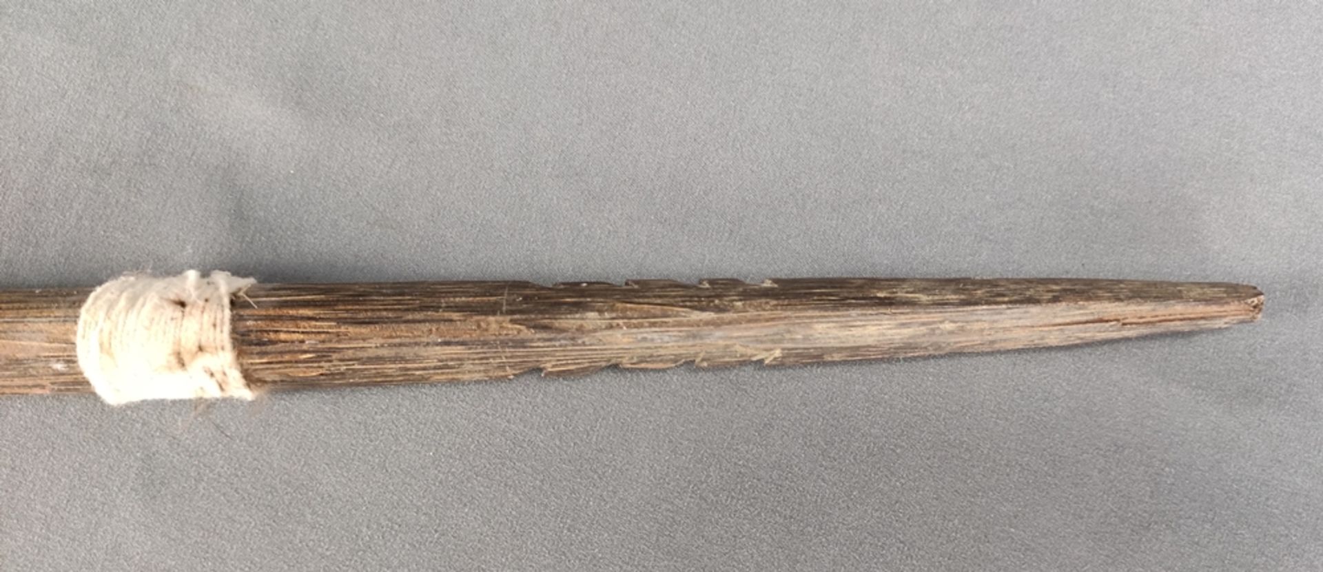 Indigenous spear, wood wrapped with yarn, Ecuador, end of 19th/beginning of 20th century, l 73 cm - Image 2 of 2