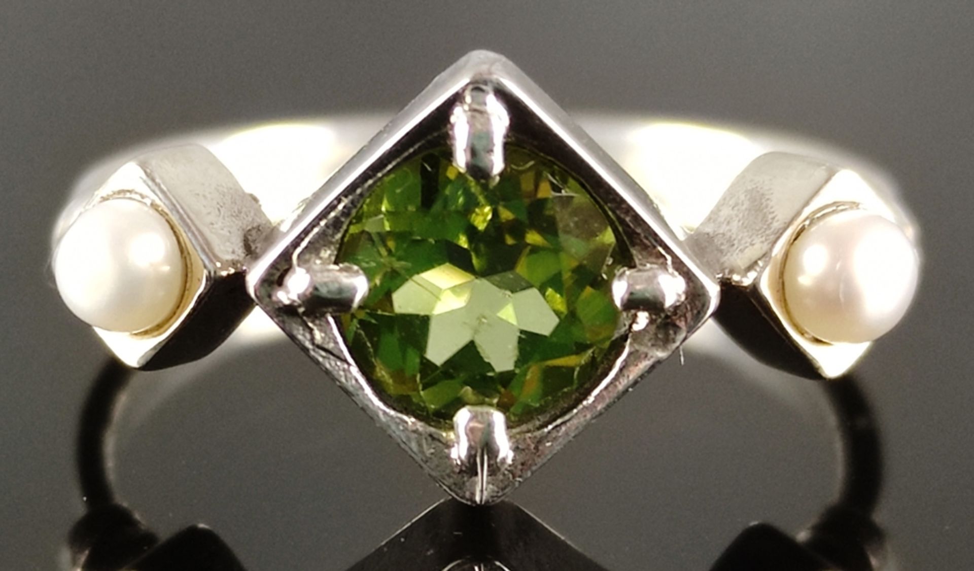 Peridot pearl ring, apple green peridot of 6mm diameter, flanked on both sides by genuine seed