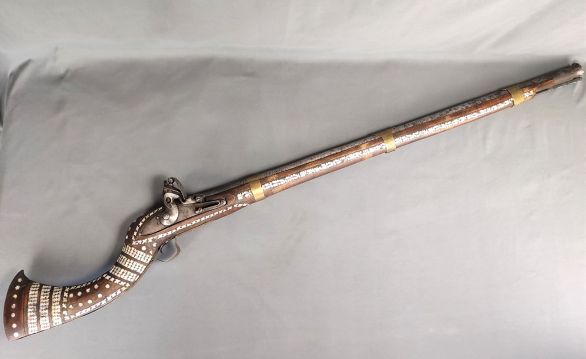 Jezail, flintlock pomp weapon, opulently decorated, floral brass fittings, wooden full stock