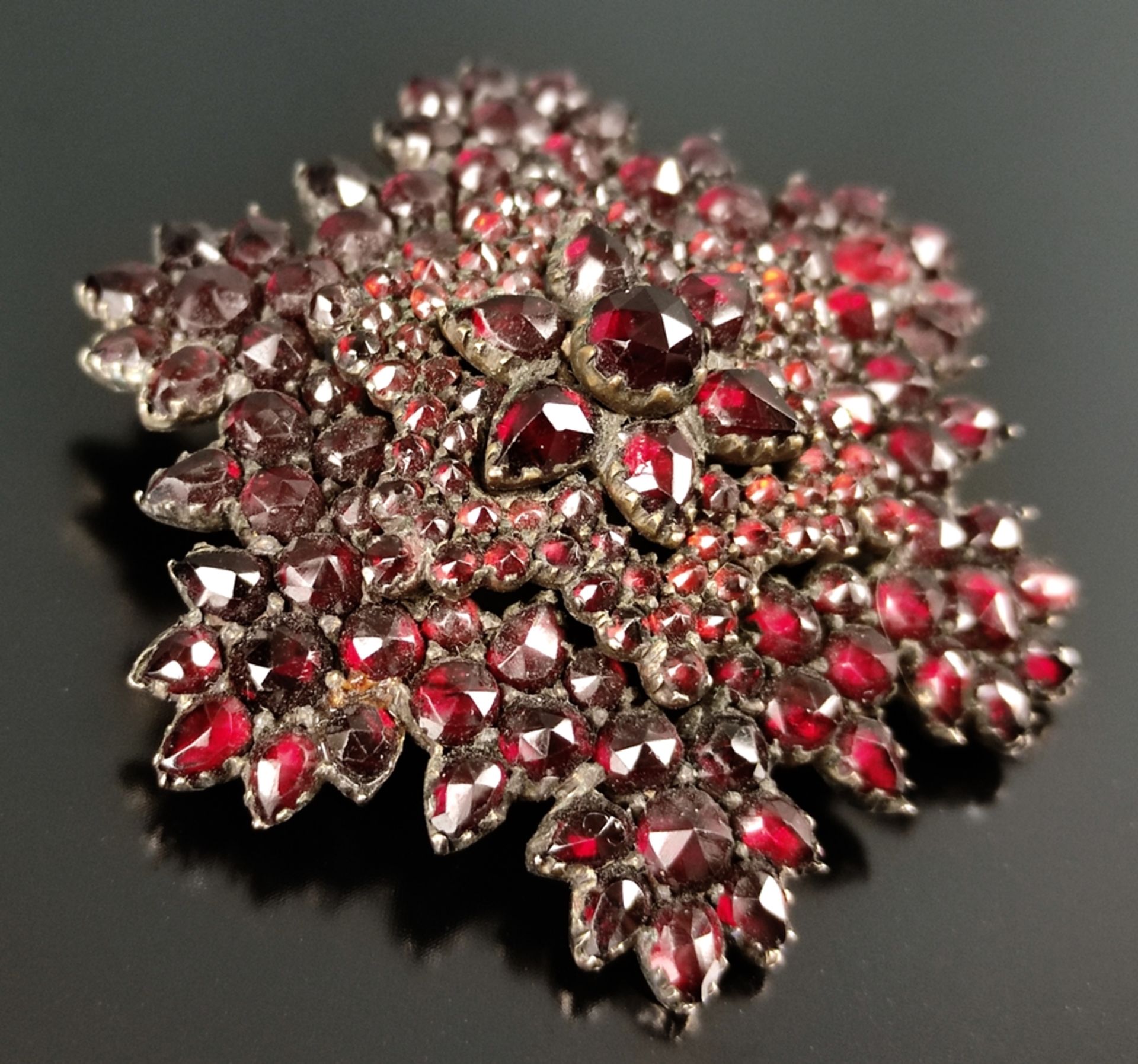 Garnet brooch, star-shaped, probably silver, 19th century, 9,8g, diameter ca. 4,2cm - Image 2 of 3