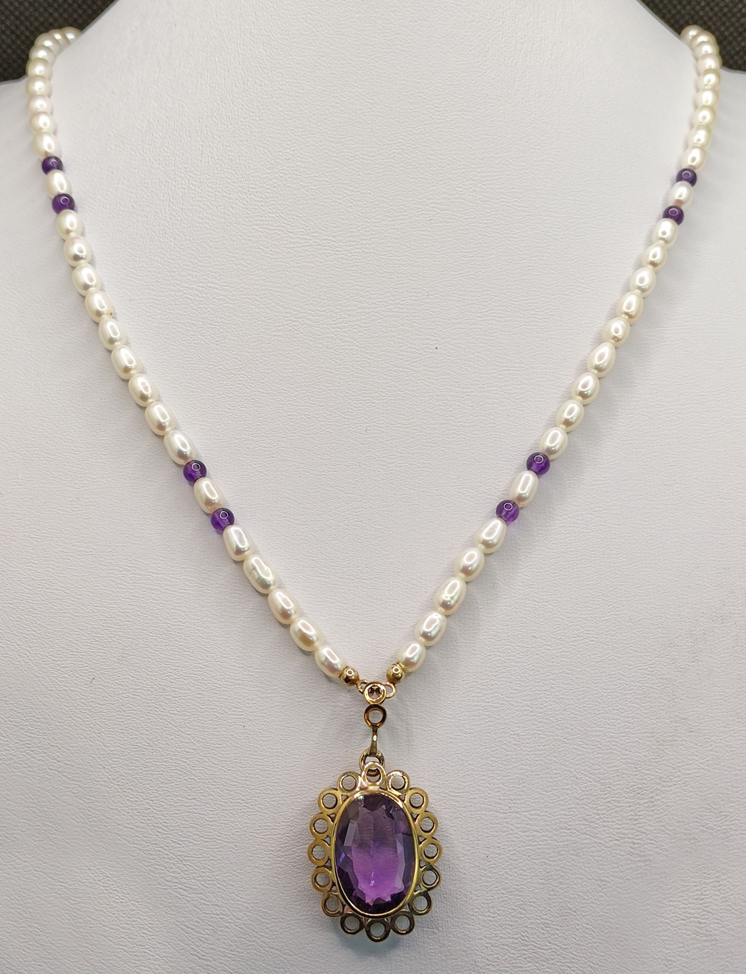 Amethyst pearl necklace, 333/8K yellow gold, made of genuine white cultured pearls alternating - Image 2 of 3