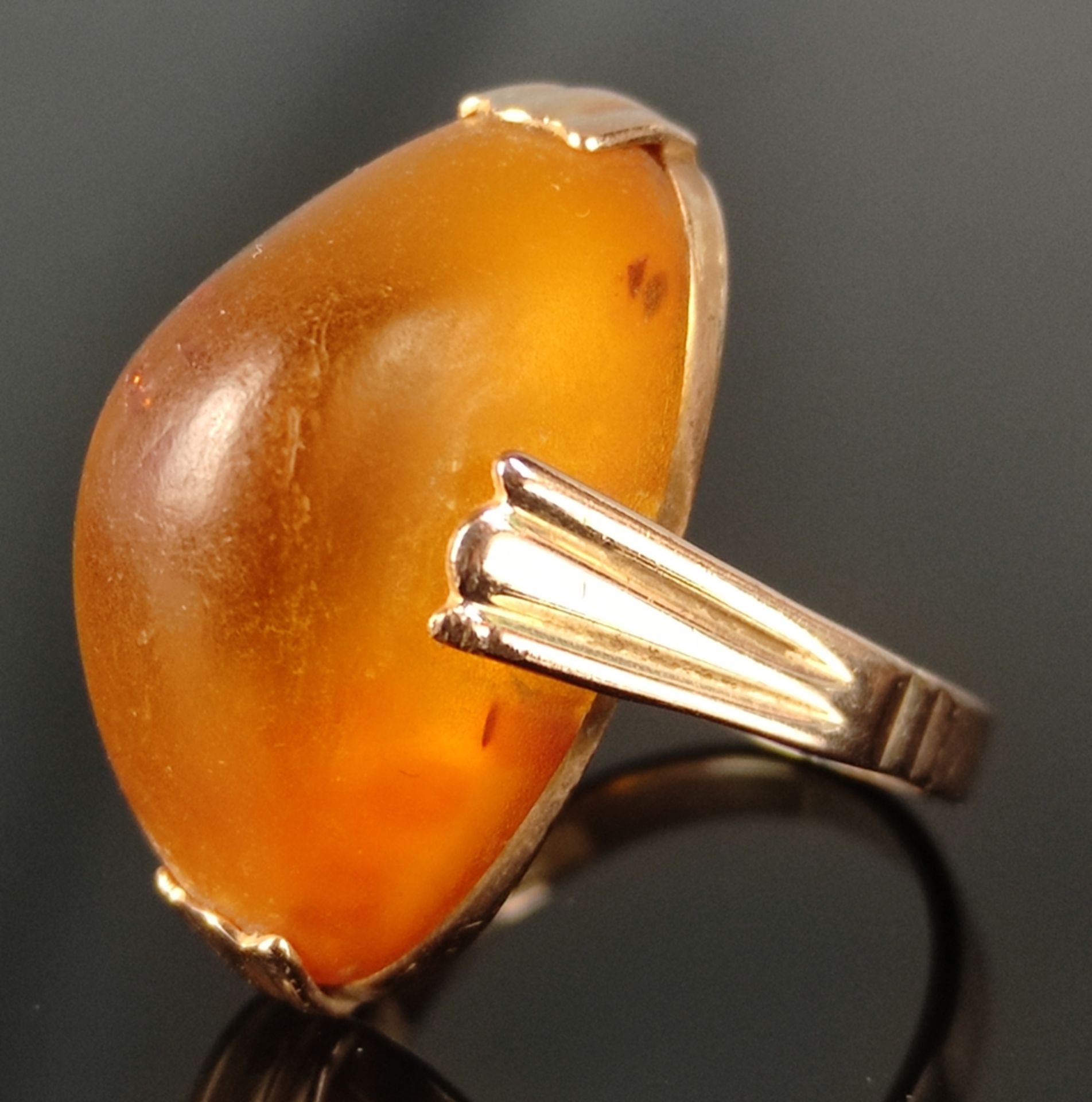 Amber ring set in 585/14K yellow gold, goldsmith signet, total weight 4.8g, size 50