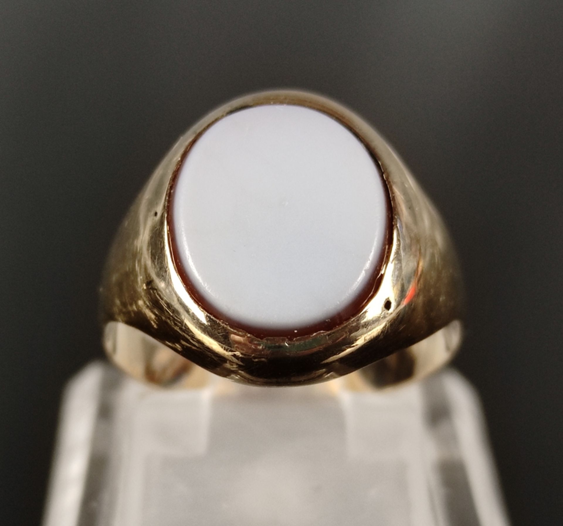 Soldier's ring with carnelian, front light blue design, early 20th century, 333/8K yellow gold, - Image 2 of 2