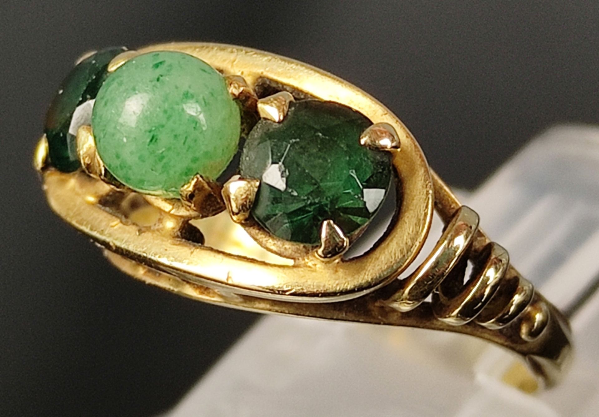 Ring centered lemon chrysoprase sphere, each next to it dark green gemstone, vintage, 585/14K yellow - Image 3 of 4