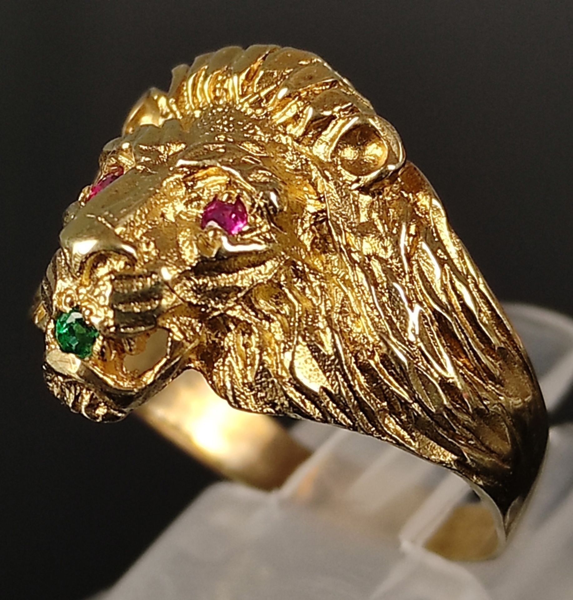 Ring as a lion head, finely carved in relief and the eyes set with natural faceted rubies, in the - Image 4 of 5