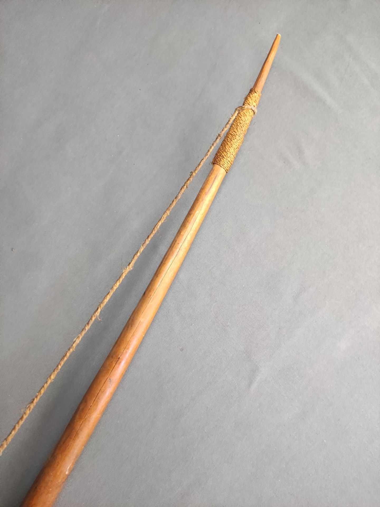 Bow made of rattan, with yarn as bowstring, probably Papua New Guinea, 19th century, l 140 cm - Image 2 of 2