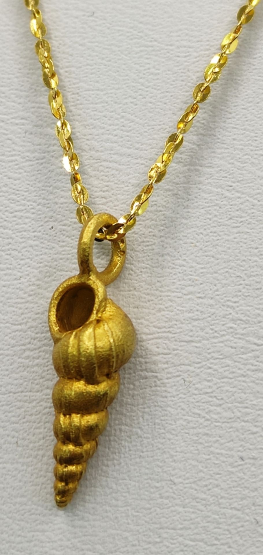 Nautical pendant in the shape of a shell, 750/18K yellow gold, 2,3g, length 1,9cm, on chain 375/9K - Image 4 of 5