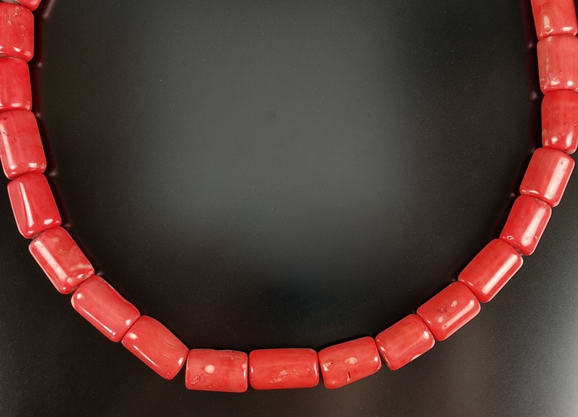 Big coral necklace, 32 cylindrical elements (each ca.26x16mm) on strand - Image 3 of 3