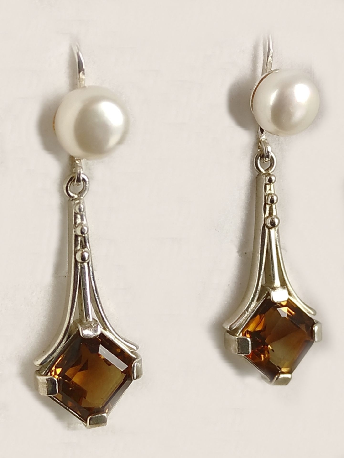 Pair of art deco earrings, hinged earwire set with genuine white cultured pearls in elegant bouton - Image 2 of 3