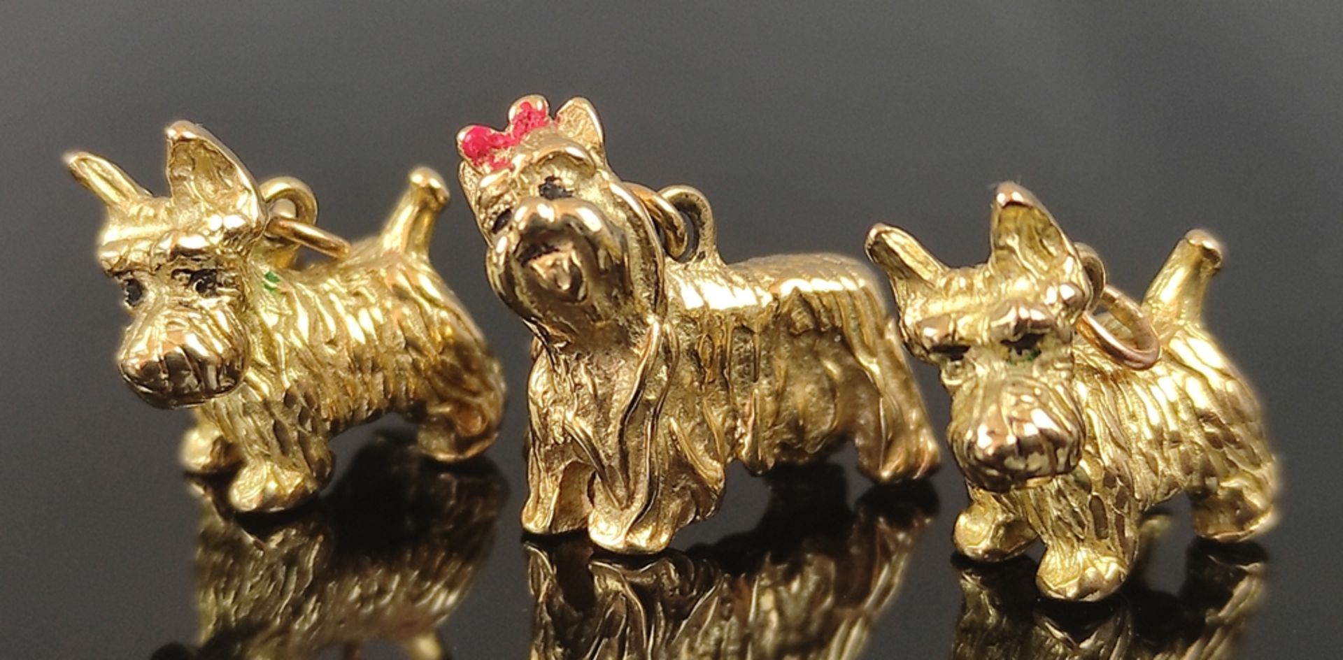 3 dog pendants, two West Iceland terrier and one Yorkshire terrier with red bow, all 333/8K yellow - Image 2 of 2