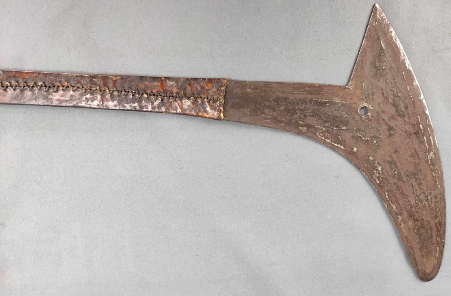 Throwing iron of the Gbaya, called za, light f-shape, double-edged, one side light saw teeth, - Image 3 of 4