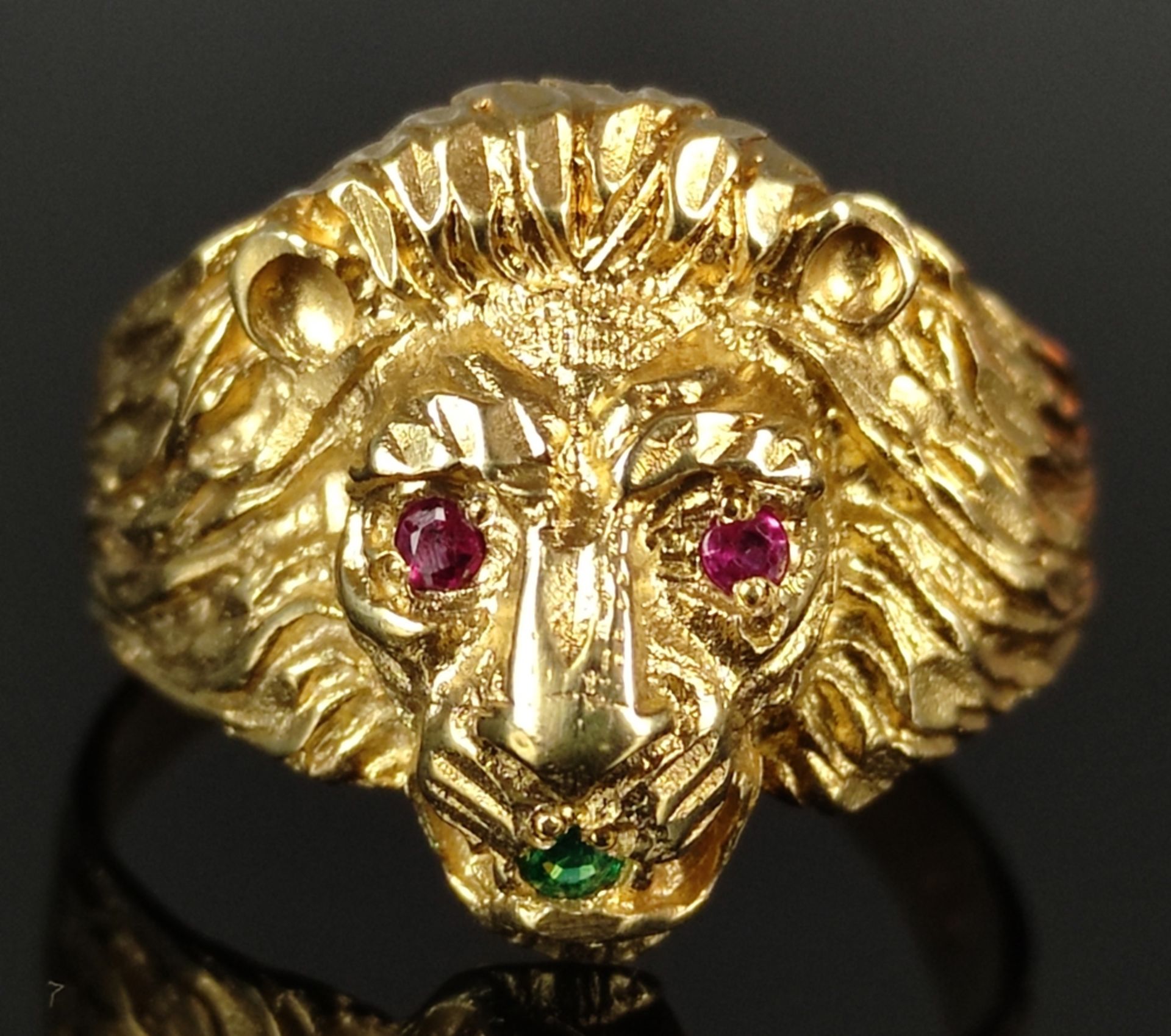 Ring as a lion head, finely carved in relief and the eyes set with natural faceted rubies, in the - Image 2 of 5