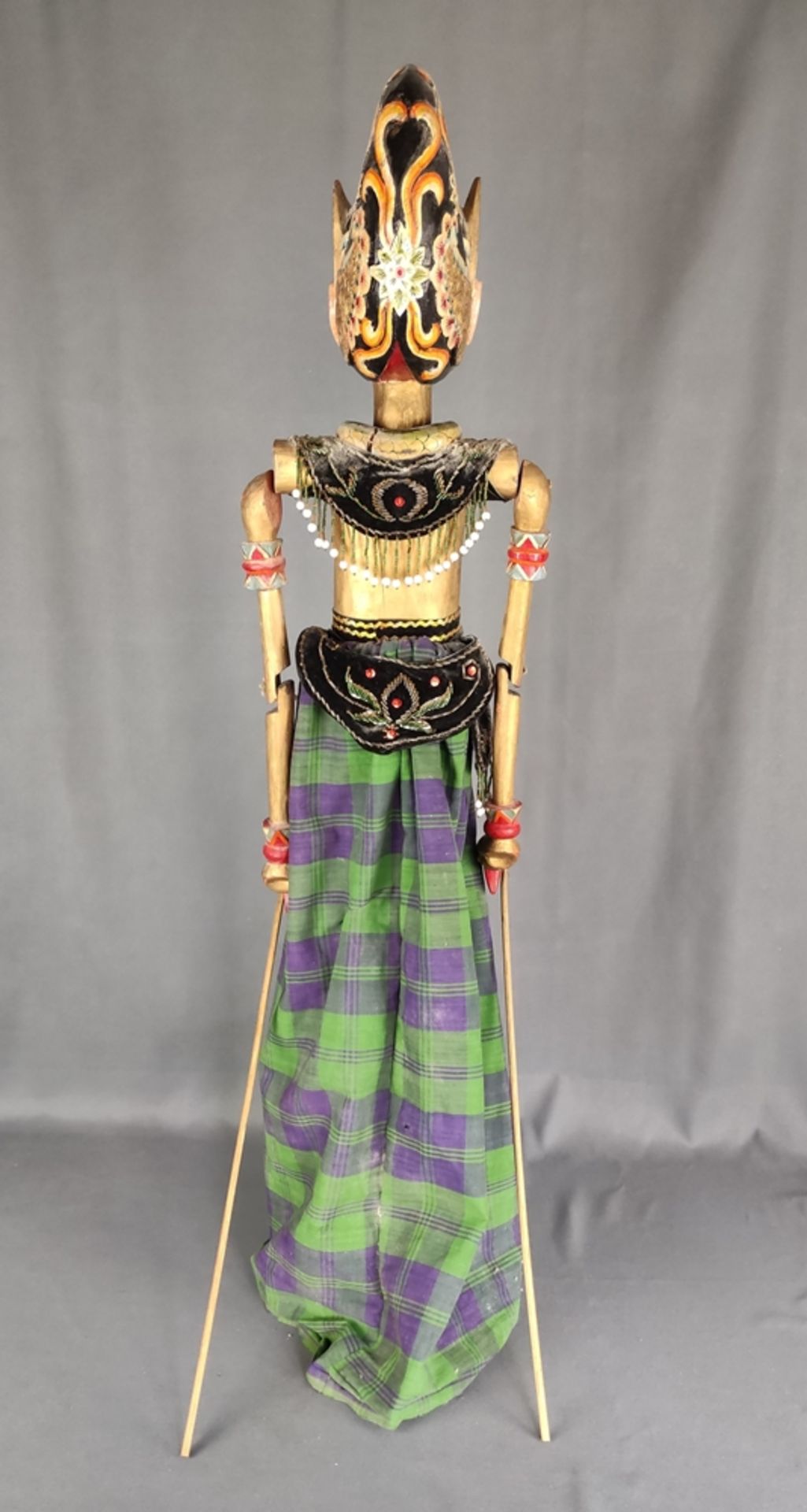 Large wayang golek doll, Indonesian stick doll, head, torso and arms carved, clothes elaborately - Image 4 of 6