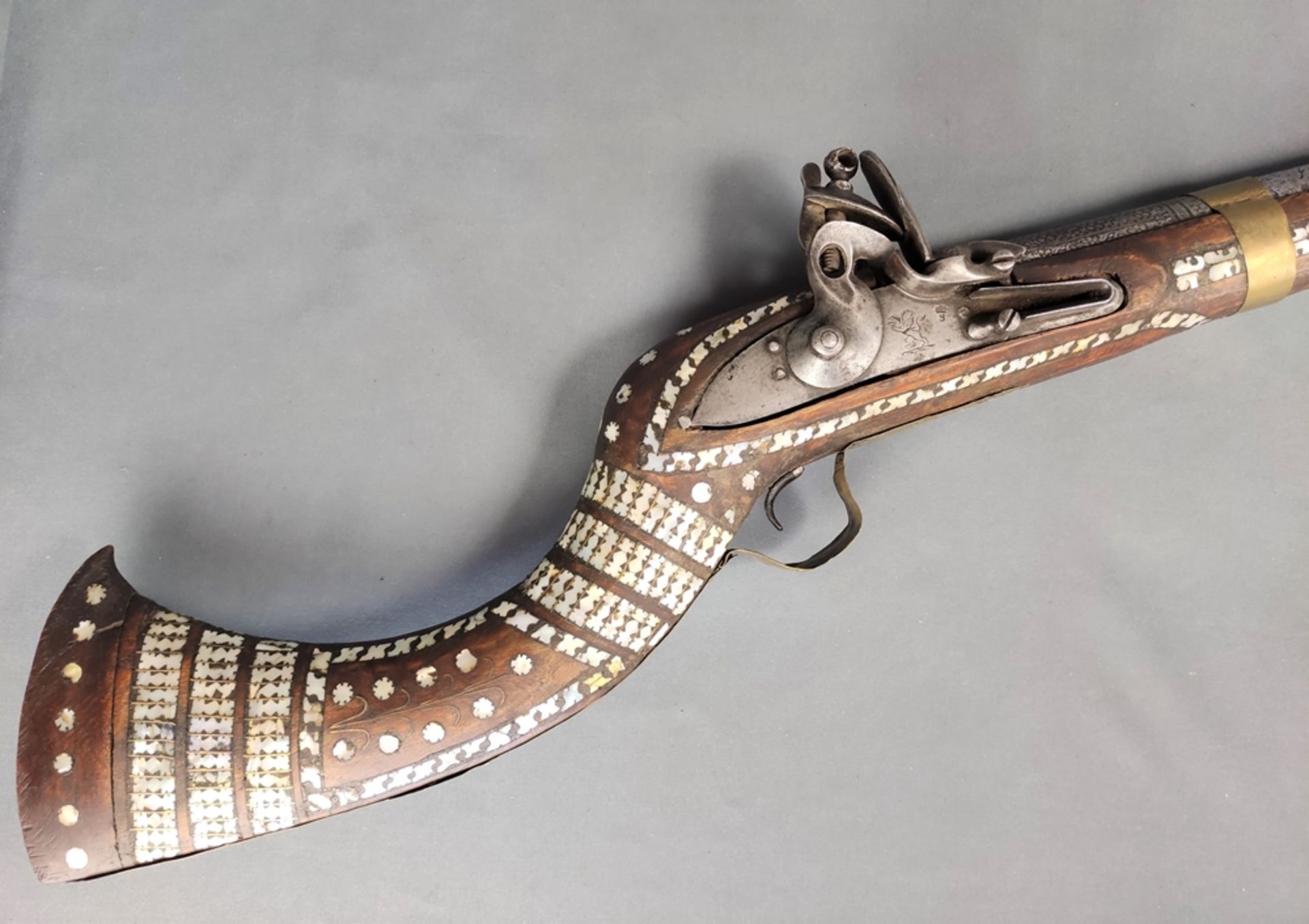 Jezail, flintlock pomp weapon, opulently decorated, floral brass fittings, wooden full stock - Image 2 of 4