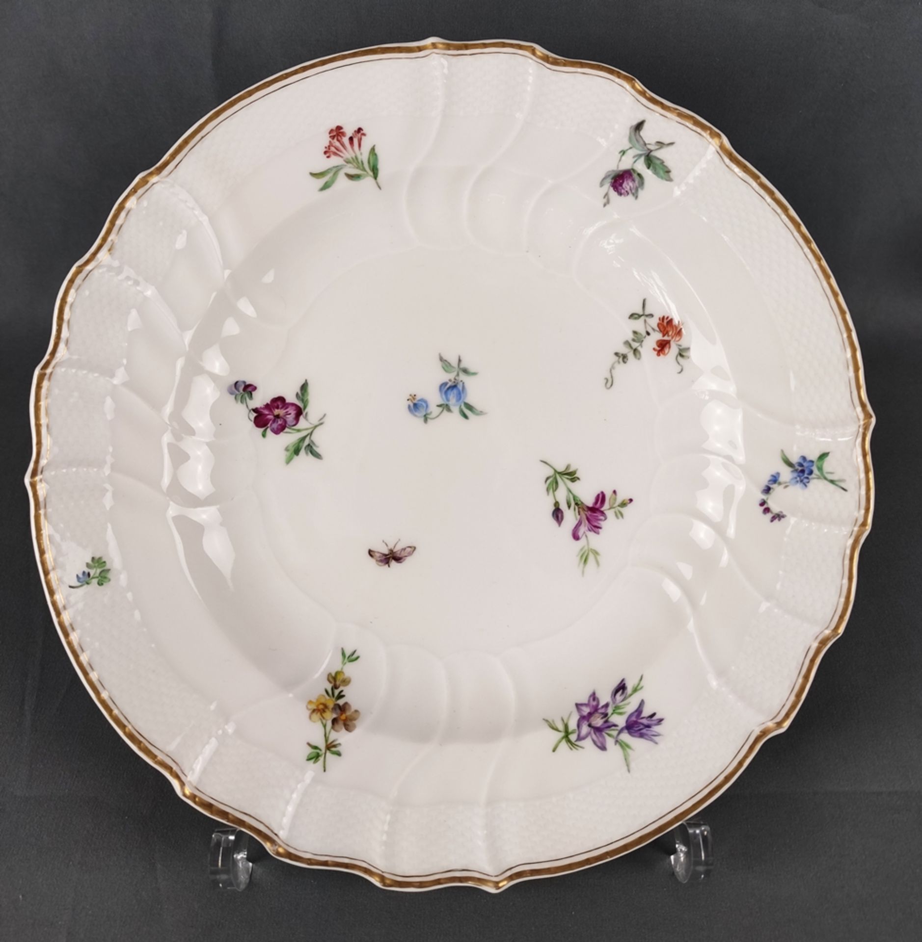 5 plates, KPM Berlin, design Neuosier, polychrome decorated with flowers, gold rim, mid-20th - Image 3 of 7