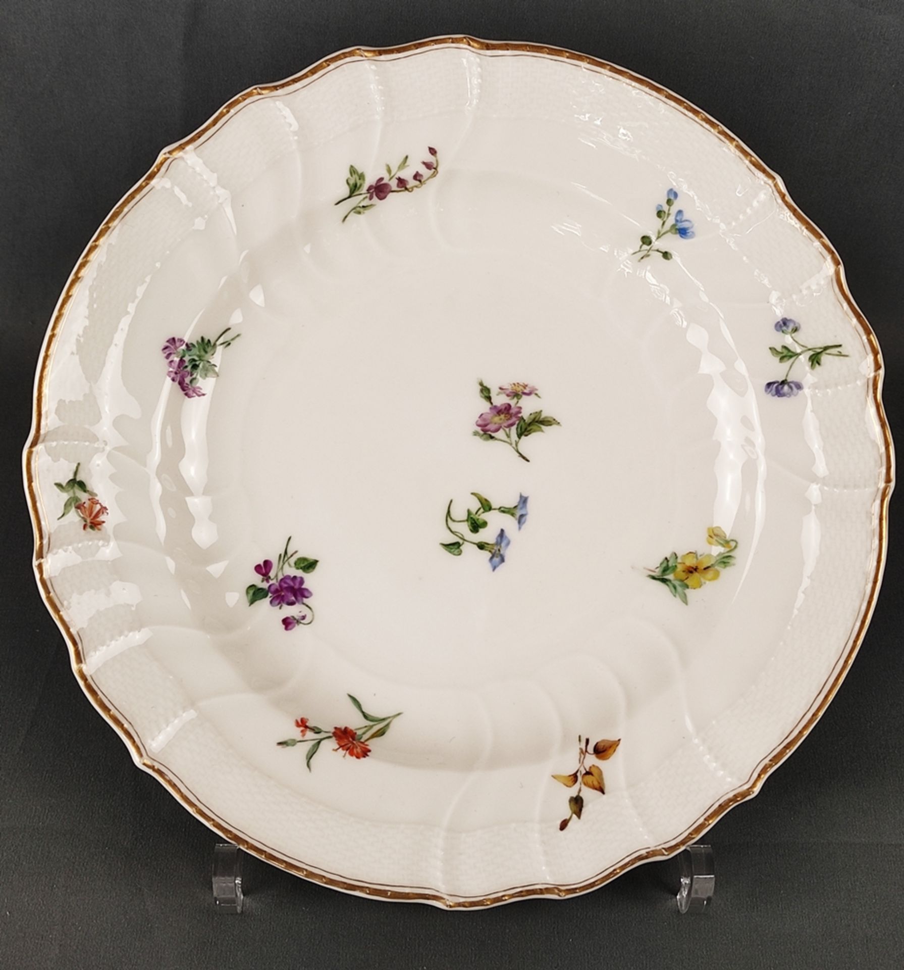 5 plates, KPM Berlin, design Neuosier, polychrome decorated with flowers, gold rim, mid-20th - Image 2 of 7