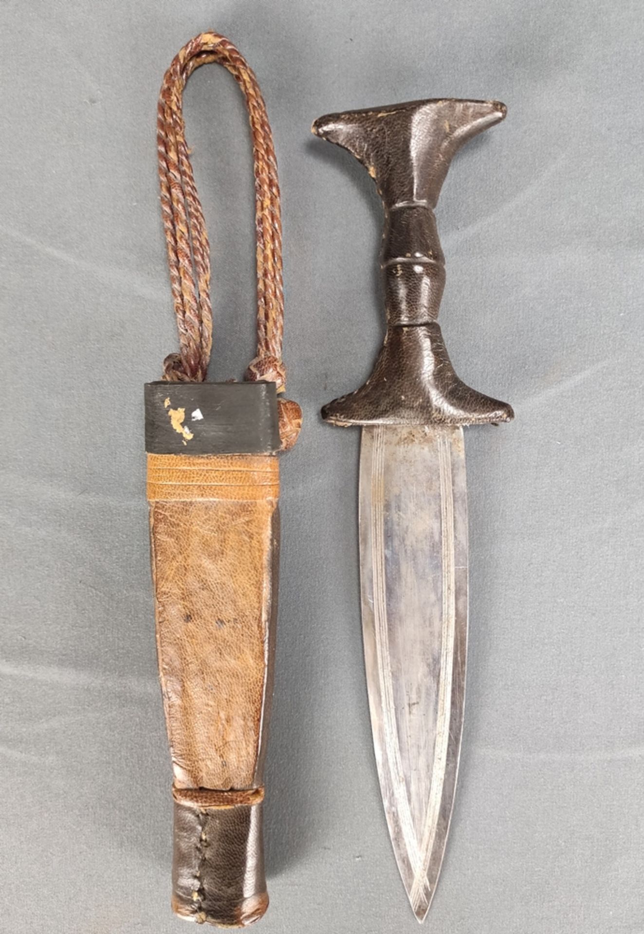 Bush knife, chased blade, double-edged, blade L 15,5 cm, in decorated leather sheath with embossed - Image 2 of 2