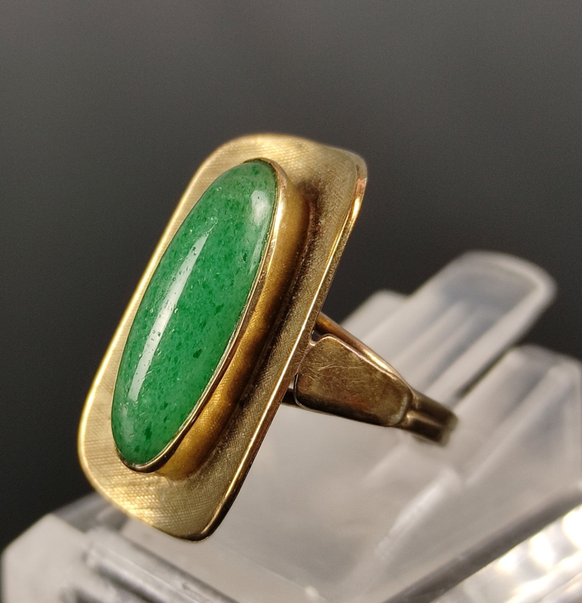 Art Deco ring, center oval aventurine quartz set by 333/8K yellow gold (tested), circa 1930, 3.4g, - Image 3 of 3