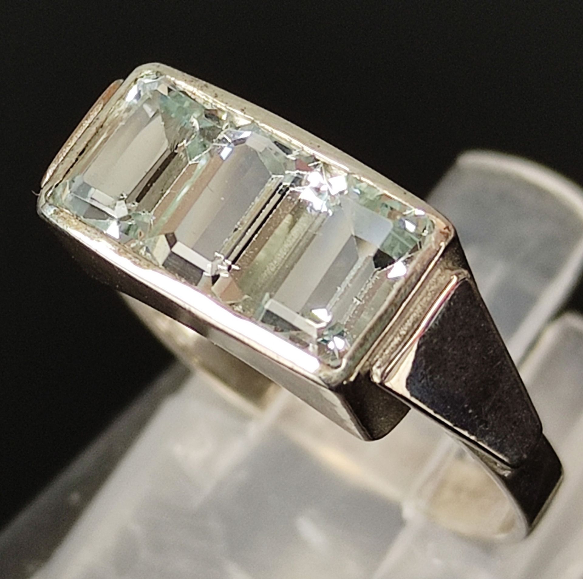 Art Deco aquamarine ring, ring head set with three faceted, natural, tested aquamarines of 1.6ct - Image 4 of 5