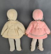 Zwei kleine Puppen, Stoffkörper mit Draht, gefüllt, Kunststo